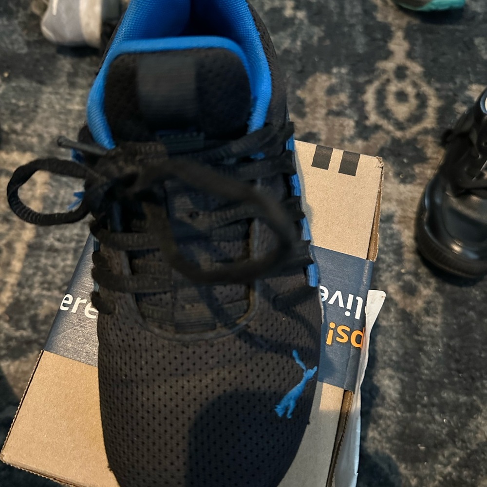 Tenis de niño marca pumas
